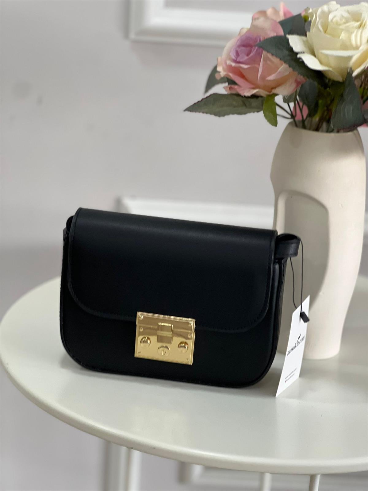 Bolsa Cruzado Preto com detalhe Dourado